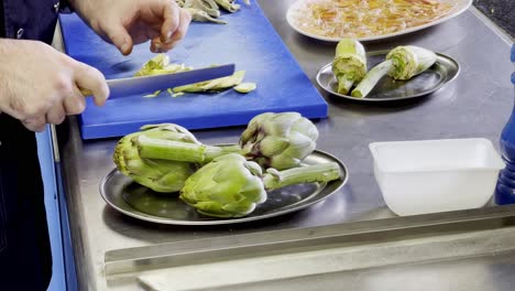 Schneiden-Von-Artischocken-In-Carpaccio-Kleinigkeiten-Durch-Einen-Professionellen-Koch