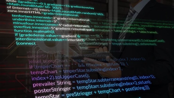 Business-Profi tippt auf Tablet-Display und überwacht scrollendes Code-Overlay auf Server-Racks