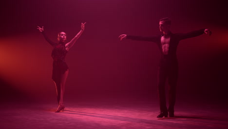 pareja de baile inclinándose después de la actuación en el escenario. bailarines saludando a la audiencia.