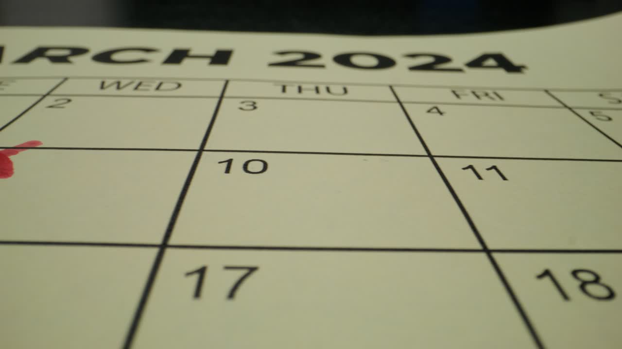 fechas marcadas en los calendarios para marzo de 2023 y marzo de 2024