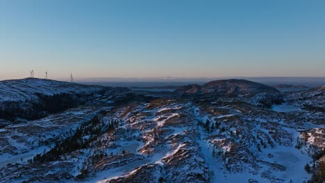 Vast-Landscape-Of-Rocky-Terrain-Covered-With-Snow-During-Winter-Near-Bessaker,-Norway