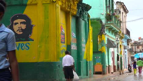 la ciudad vieja de la habana cuba con pinturas de propaganda en los edificios