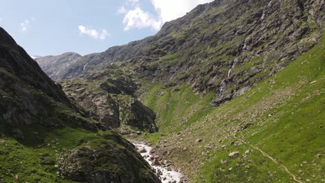 Weitwinkel-Drohnenvideo-Der-Wunderschönen-Berge-In-Norditalien-Mit-Einem-Riesigen-Wasserfall-Und-Fluss