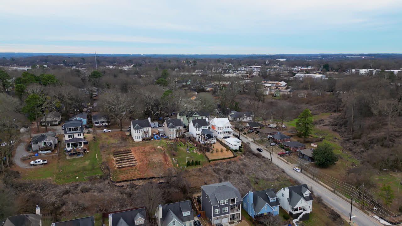 sobrevuelo aéreo del barrio suburbano americano en la ciudad de atlanta durante el día de otoño