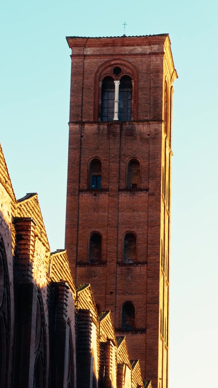 Antica e storica torre di riferimento a Bologna