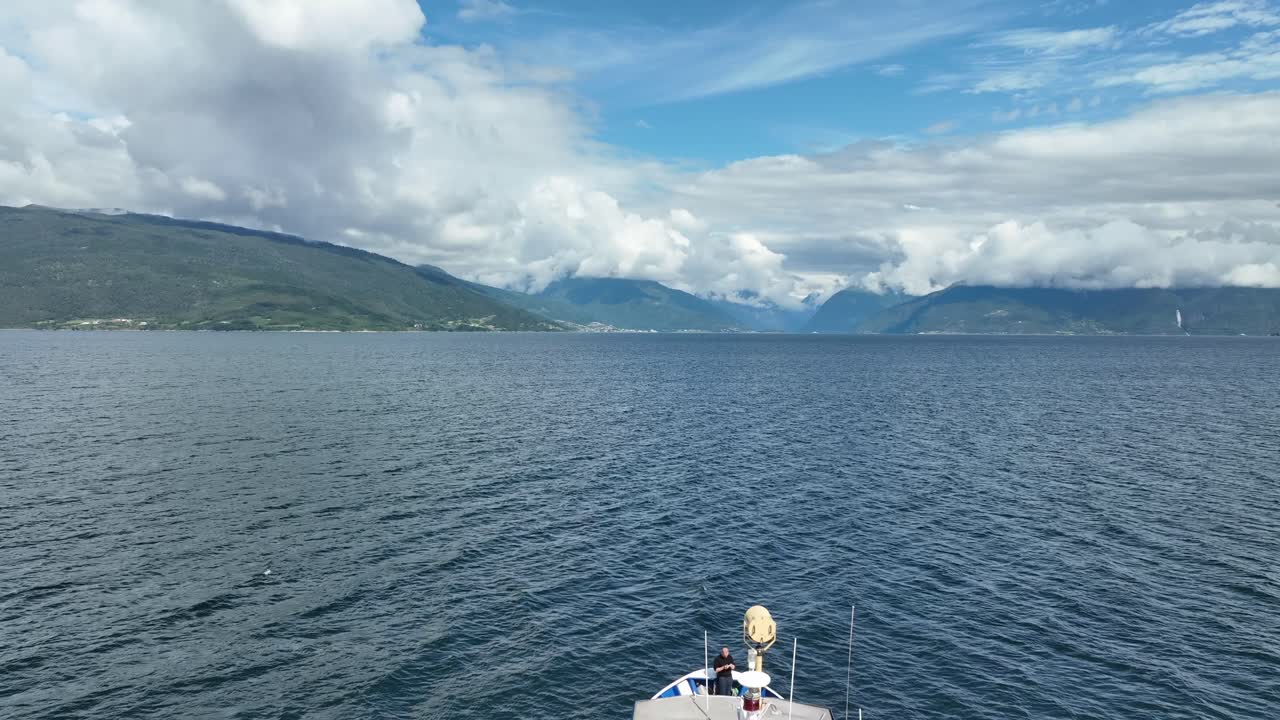 노르웨이 피오르드 풍경과 관광 보트 추월 및 천천히 하위 프레임 - sognefjorden 공중 60 fps