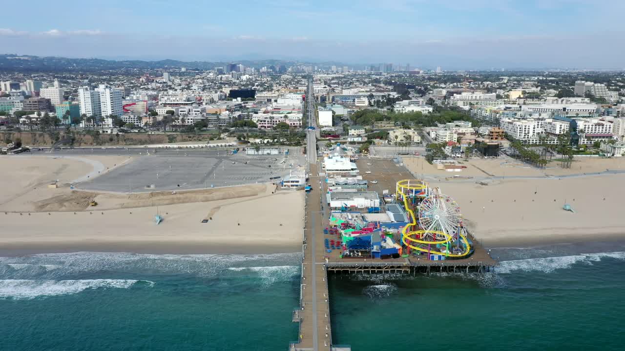 hermoso mar azul y parque de diversiones junto a la playa en california - toma aérea