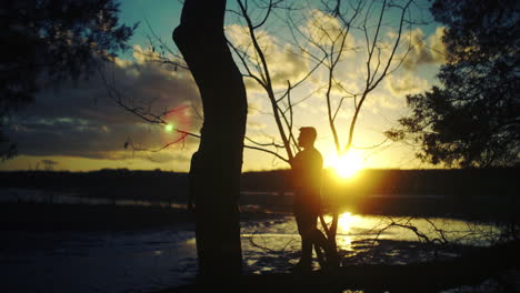 Amigos-Pasando-El-Rato-Disfrutando-Del-Atardecer-En-El-Bosque