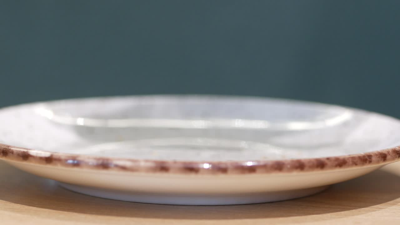 sándwich de croissant que se está preparando o comiendo