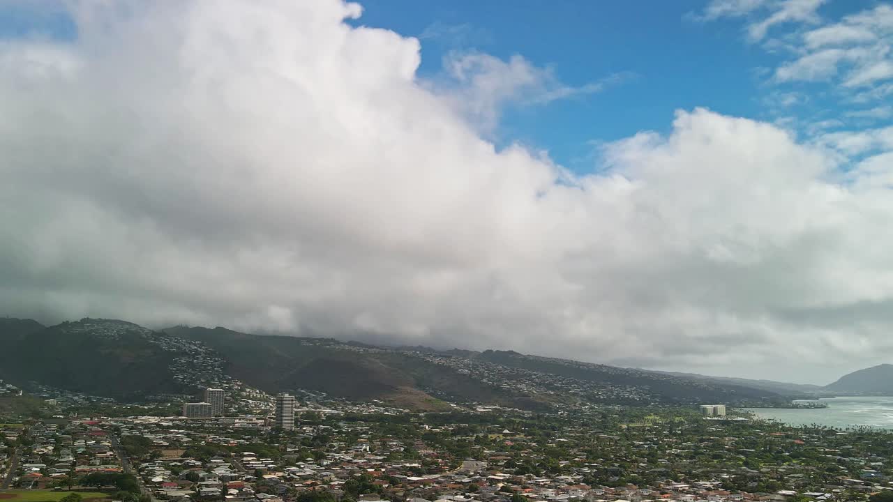 lapso de tiempo de kahala oahu en un día soleado con nubes y cielo azul
