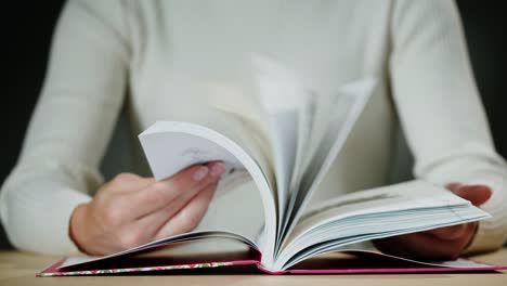 mujer leyendo un libro abierto