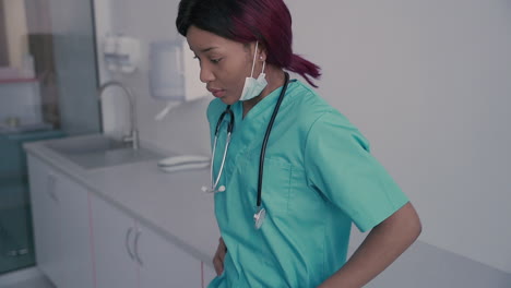 joven doctora tomando un respiro antes de entrar en su turno