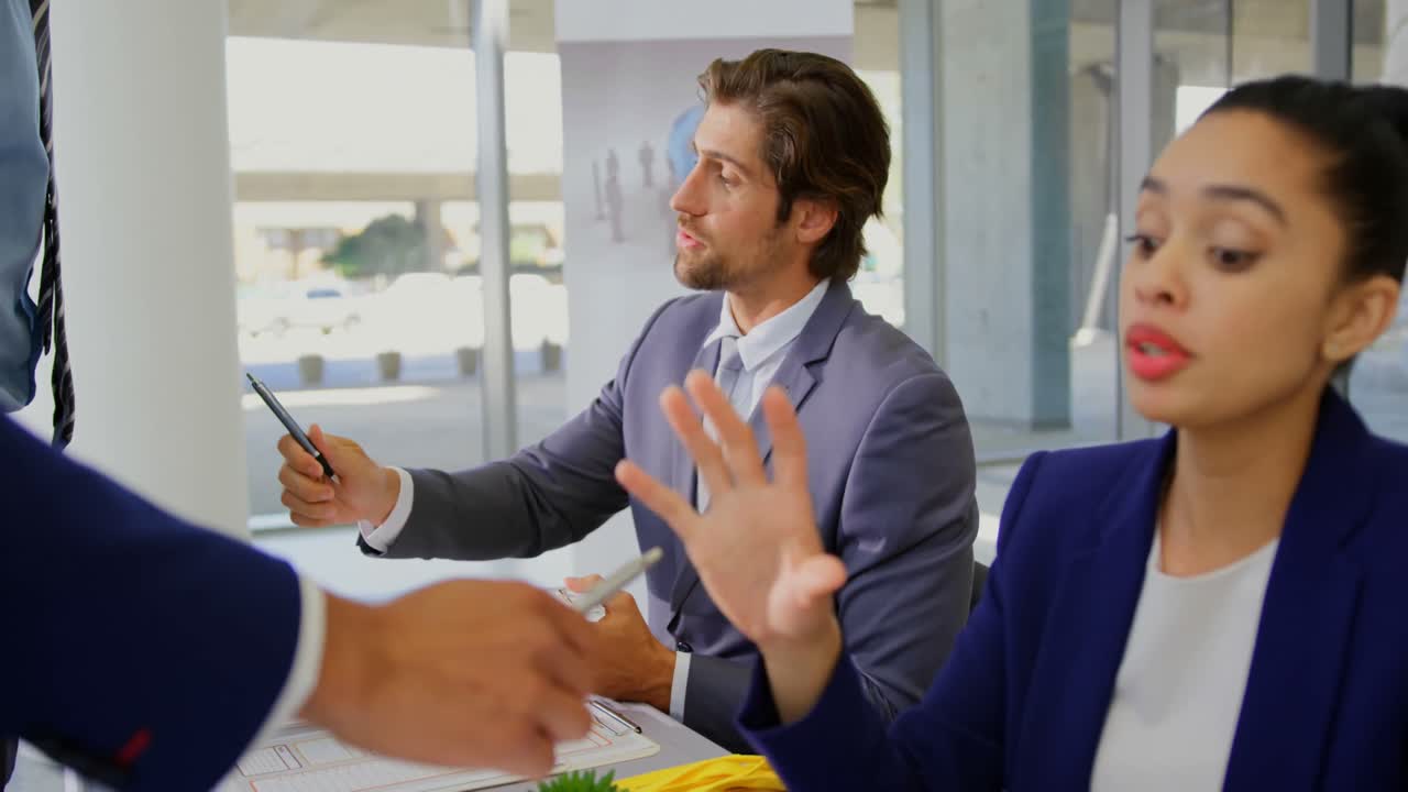 gente de negocios registrándose en la mesa de registro de la conferencia 4k