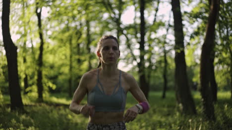 mujer corriendo en el bosque