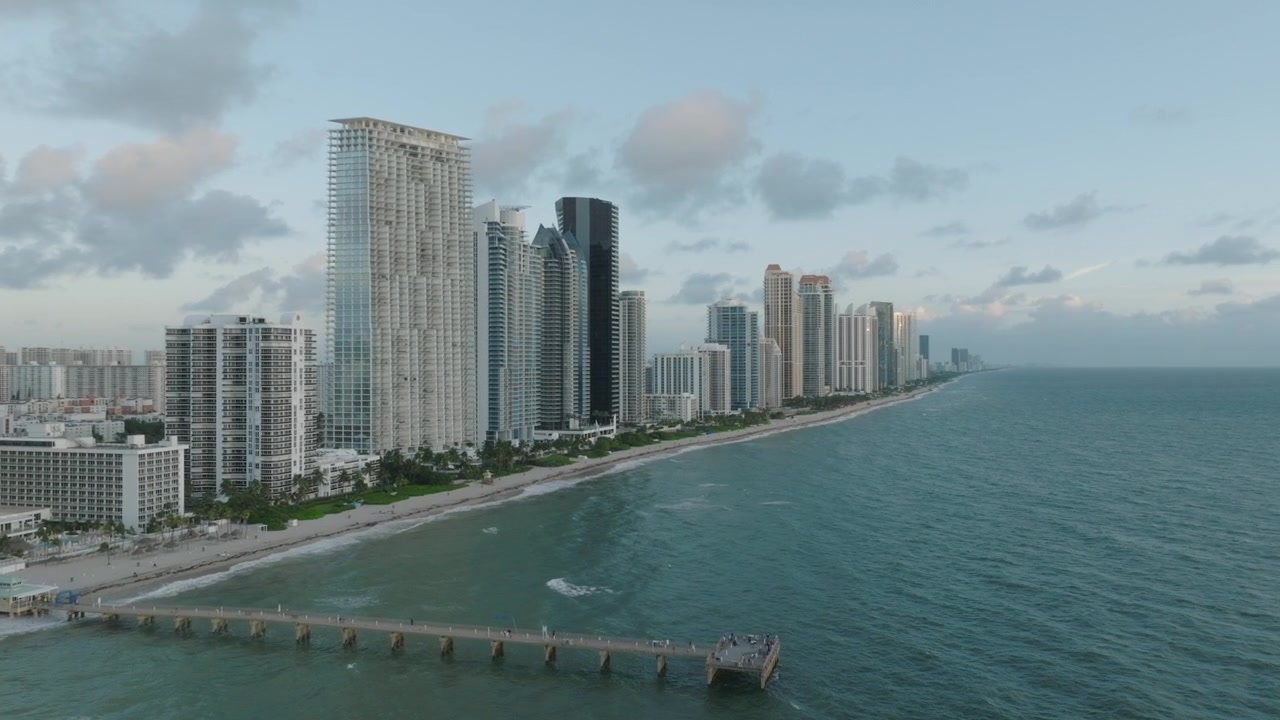 Riprese con drone di Sunny Isles, situata a Miami, con vista sulle spiagge e sugli edifici alti all'alba
