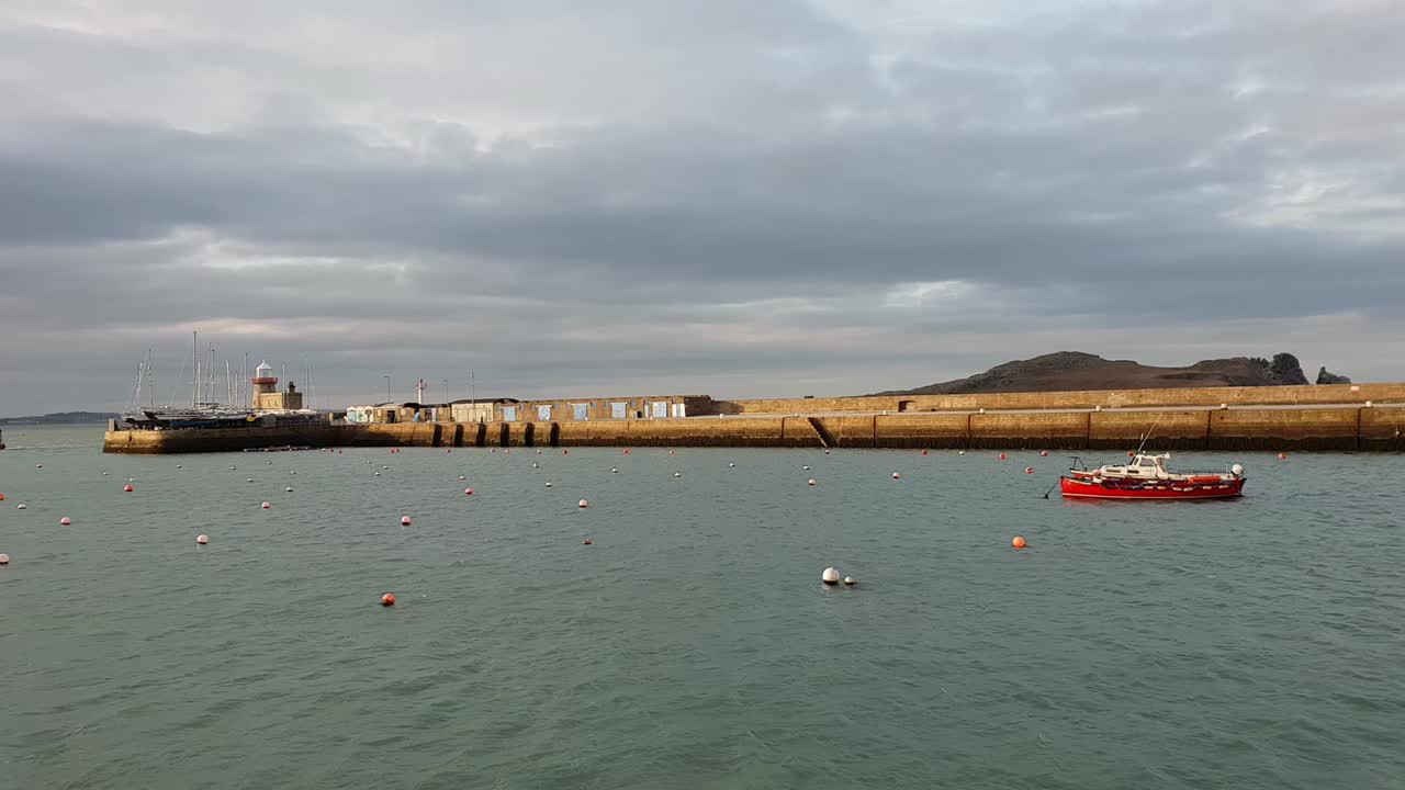 아일랜드 해를 내려다보는 아름다운 마을 하우스 (howth)