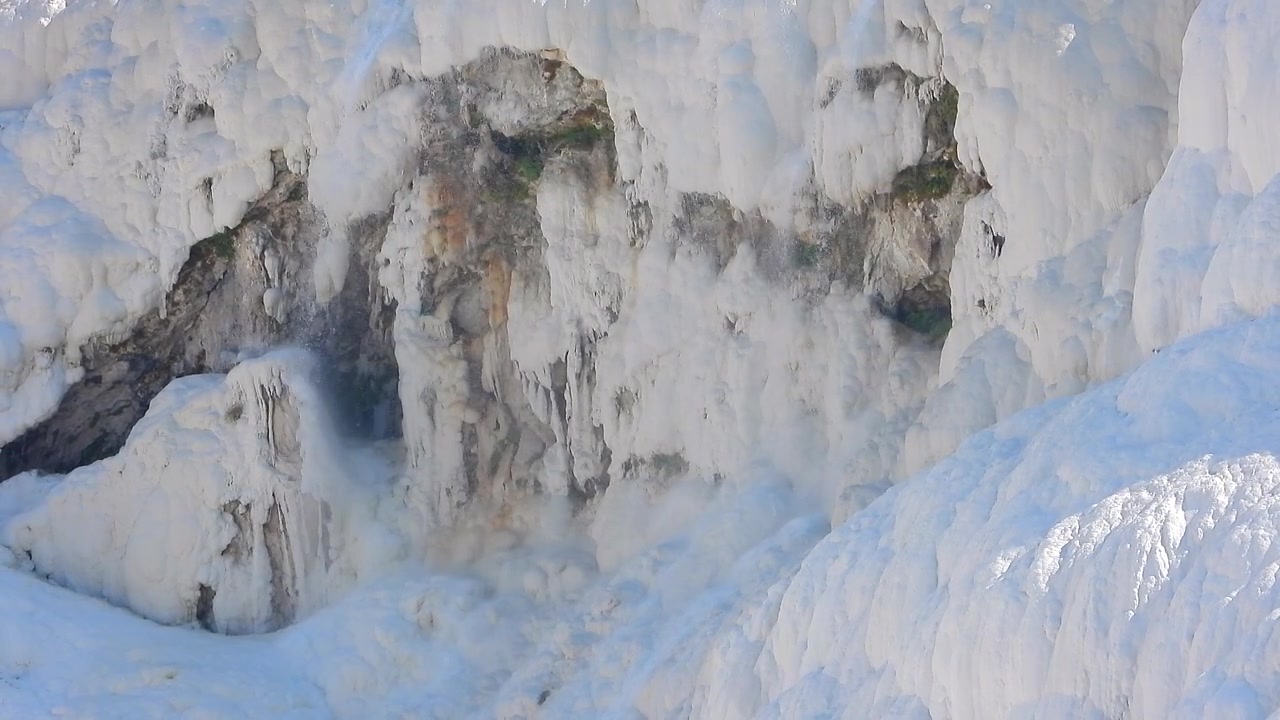 Água Corrente Sobre os Terraços de Travertino Branco em Pamukkale