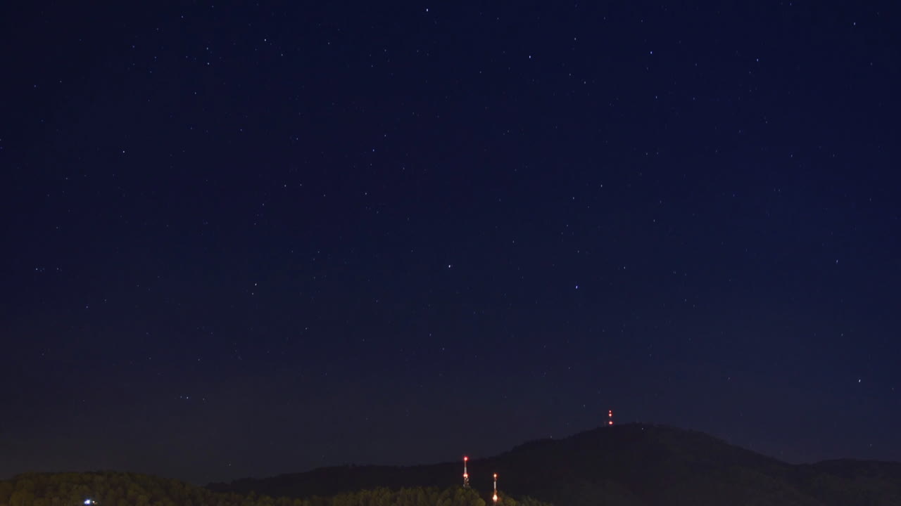 시간 경과: 산 위로 움직이는 별