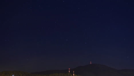 시간 경과: 산 위로 움직이는 별