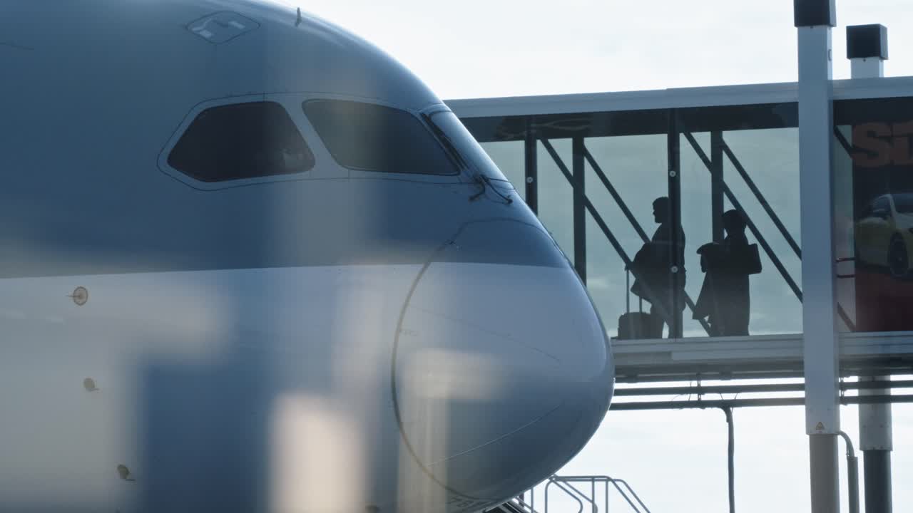 pasajeros a través de la puerta de salida en el aeropuerto de embarque del avión a través de jet bridge, tele