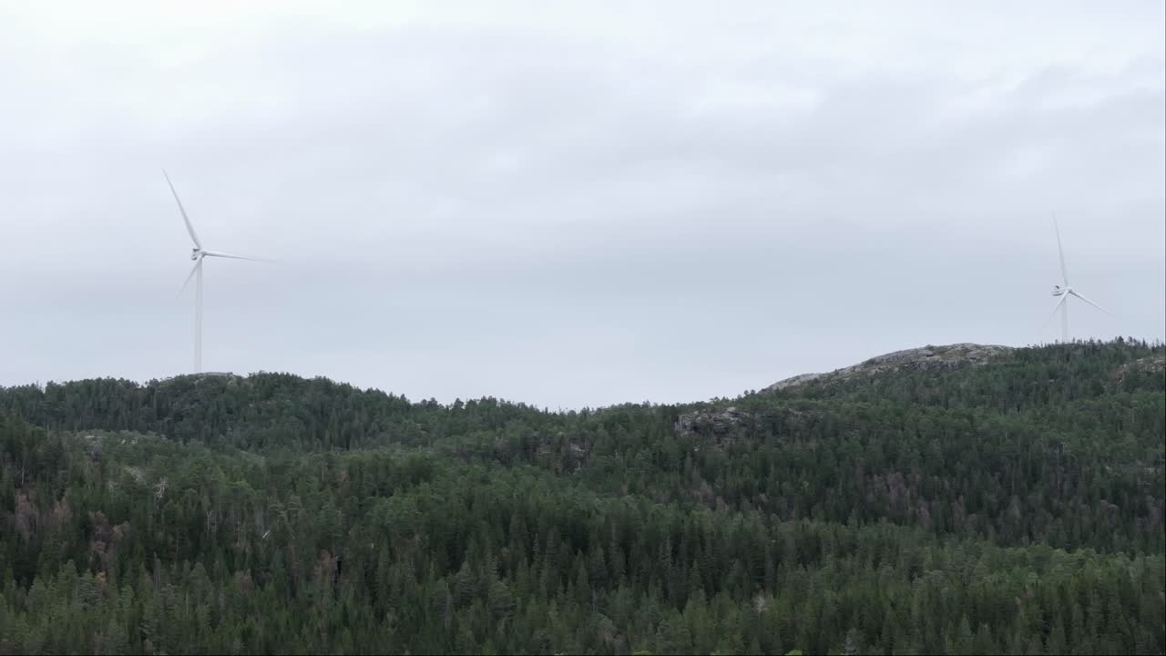 노르웨이의 힐드렘스바트넷 (hildremsvatnet) 의 푸른 언덕에 있는 풍차 - 넓은 사진