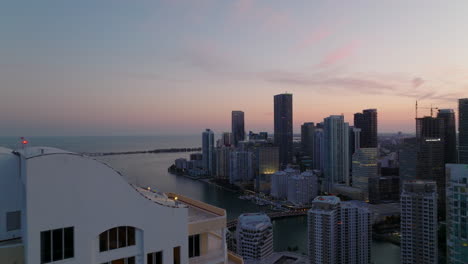 Gruppe-Von-Hohen-Gebäuden-Am-Wasser-In-Der-Abenddämmerung.-Rückseite-Des-Wohnkomplexes-Von-Luxus-Hochhaus-Wohnhäusern.-Miami,-USA