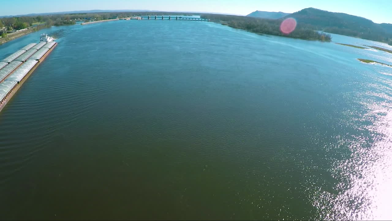 미시시피 강을 올라가는 대형 석탄 바지선의 아주 좋은 공중 3