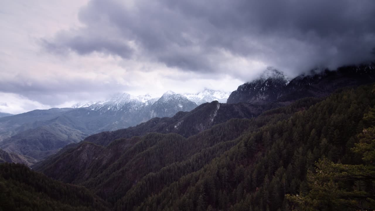 lapso de tiempo nubes oscuras en la cima del bosque de montaña cubierto de nieve, paisaje cambiante tiro espeluznante