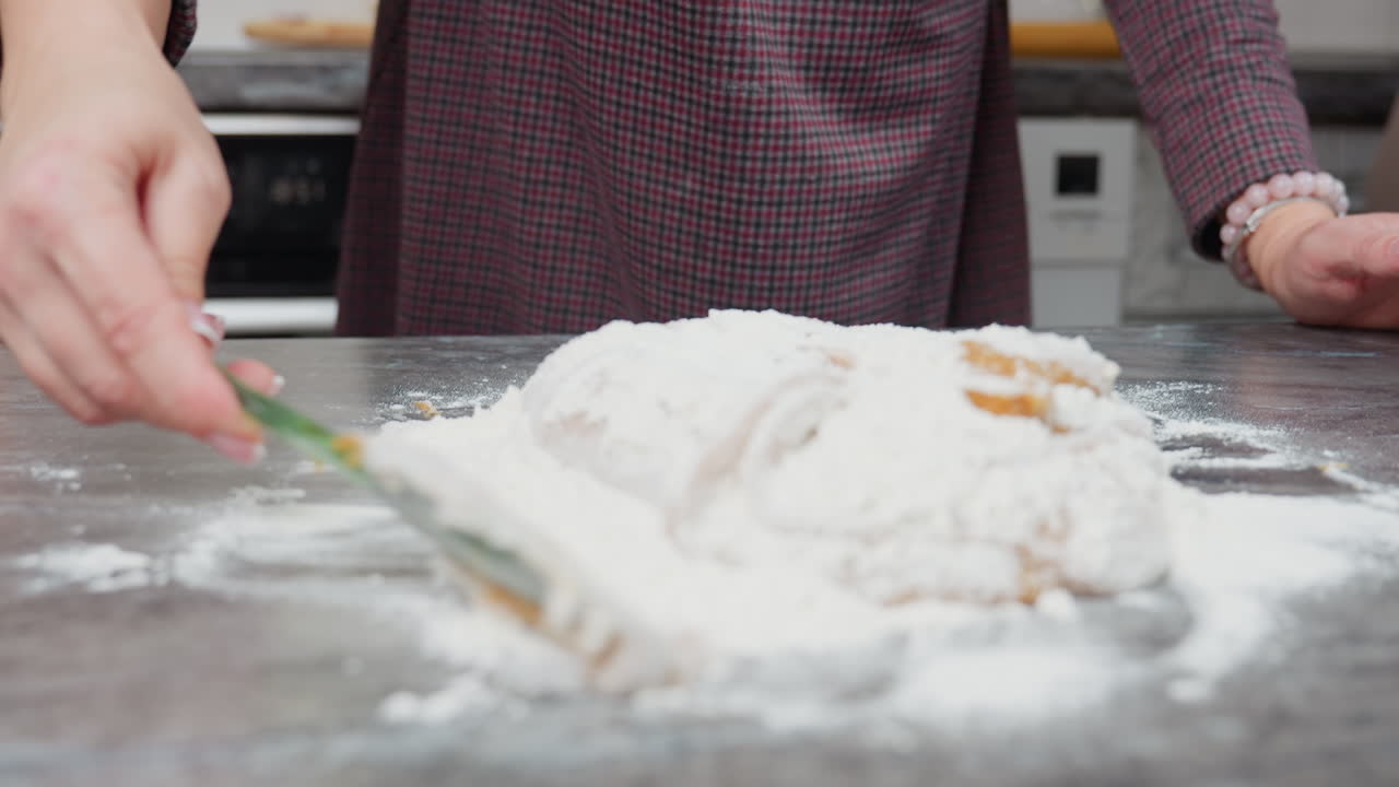 초록색 스파라를 사용하여 카운터에서 밀가루와 밀가루를 는 베이커의 클로즈업, 손으로 는 및 집에서 기 위해 혼합물을 접는