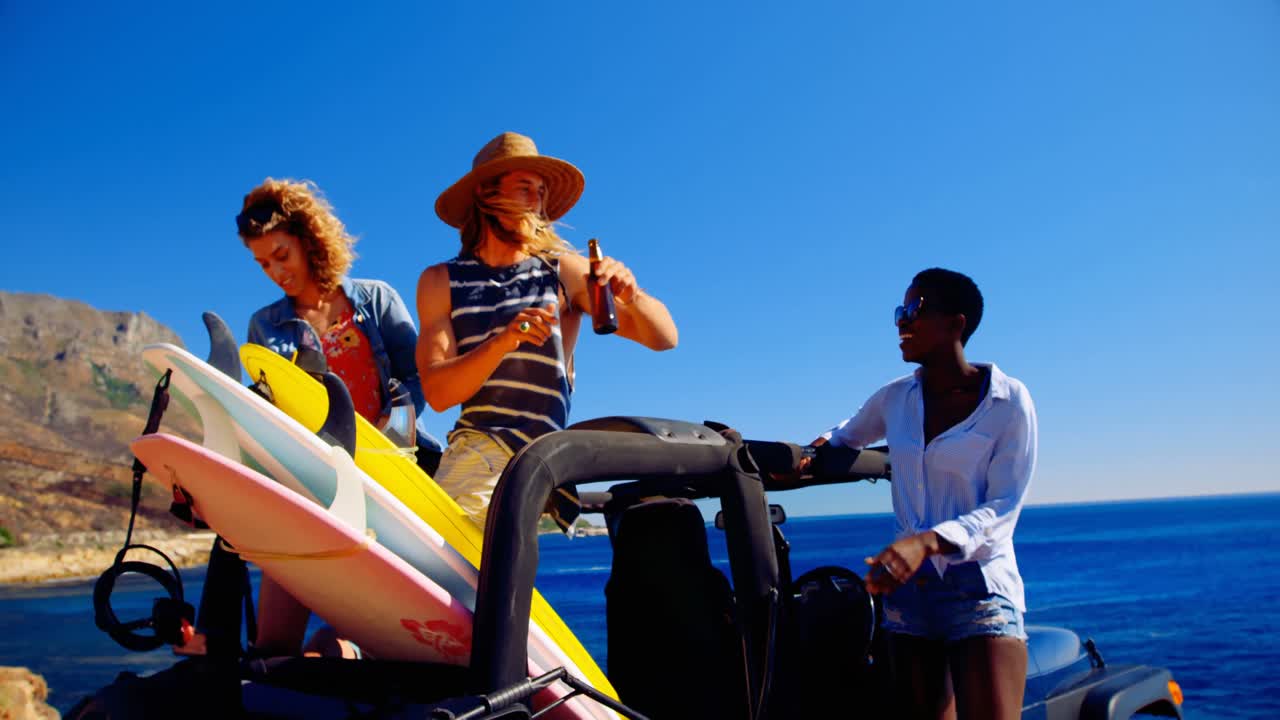 un grupo de amigos divirtiéndose en el coche 4k