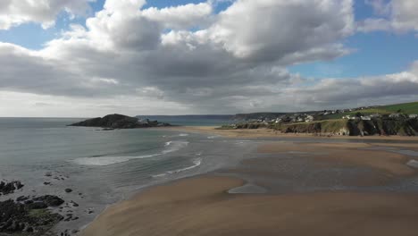 Playa-Bantham-Lento-Pan-Devon,-Reino-Unido