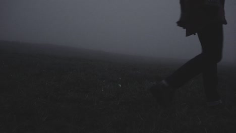 Silhouette-In-Einer-Verlassenen-Isländischen-Schlucht-In-Einer-Nebligen,-Stimmungsvollen,-Dramatischen-Landschaft