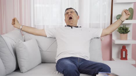 hombre cansado y somnoliento.