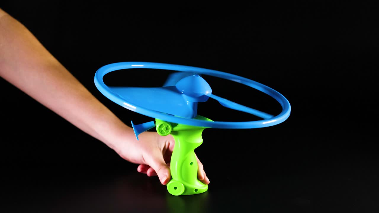 손으로 줄을 끌고 날아다니는 장난감