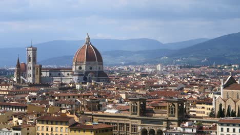 la catedral de florencia se eleva sobre el paisaje urbano