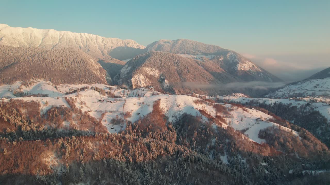 el tranquilo pueblo de pestera enclavado en las montañas de piatra craiului al amanecer, la niebla abraza el paisaje