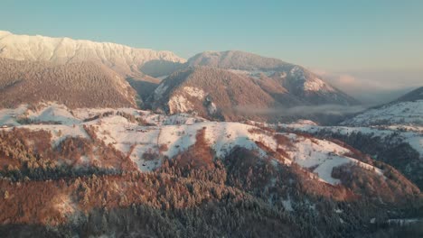 Sereno-Pueblo-De-Pestera-Ubicado-En-Las-Montañas-De-Piatra-Craiului-Al-Amanecer,-La-Niebla-Abraza-El-Paisaje