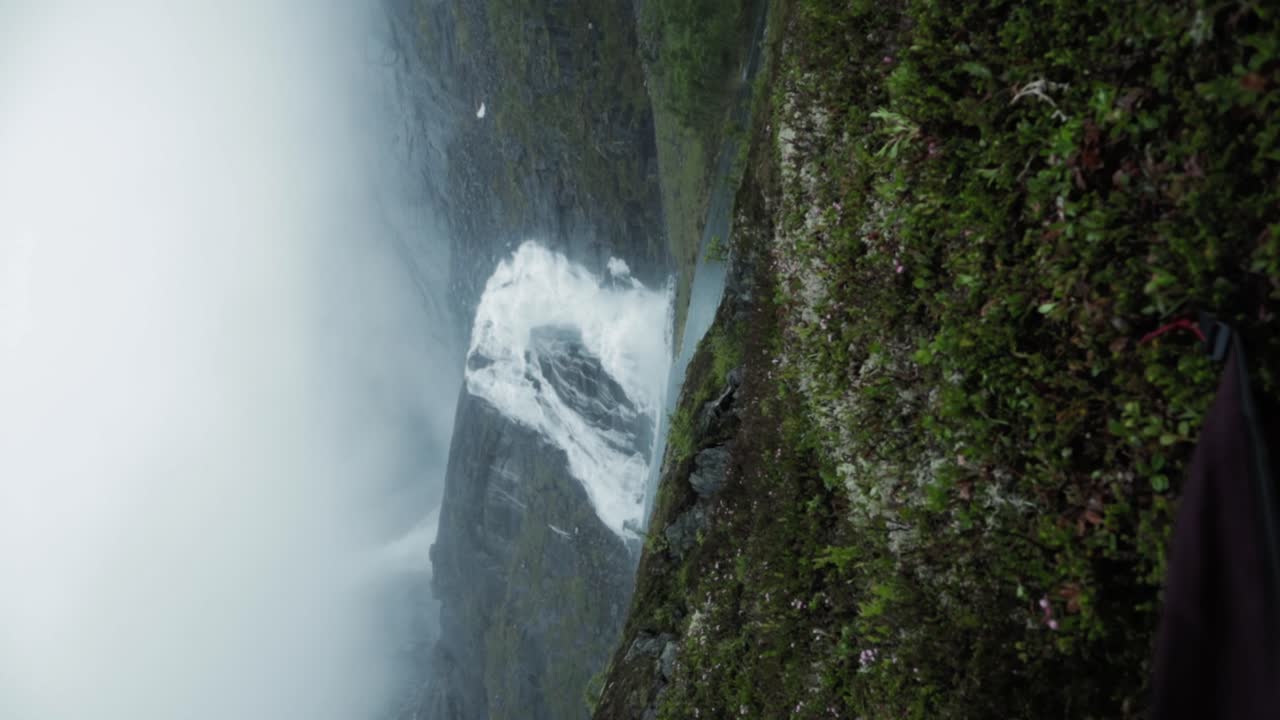 revelación de la cascada de husedalen desde el interior de la tienda, vista vertical de mano
