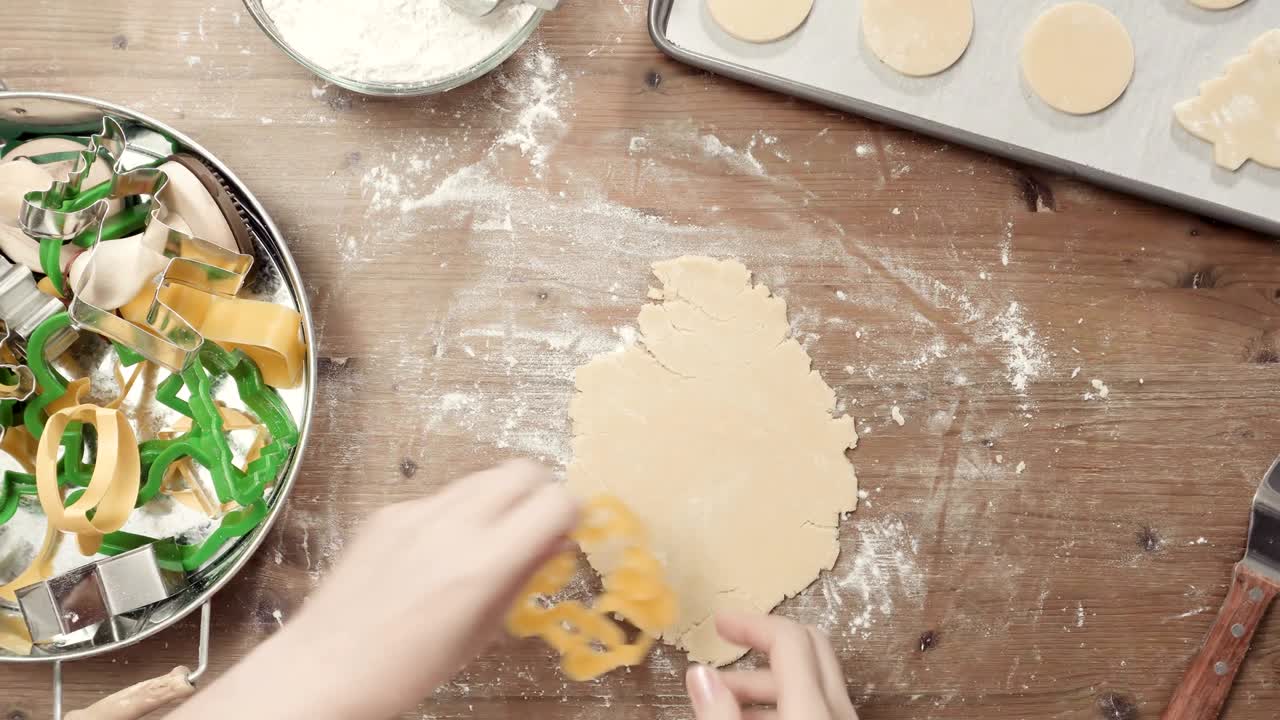 hornear galletas de azúcar para navidad.