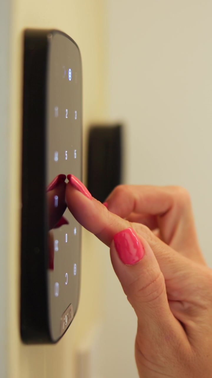 Donna che inserisce il codice di sicurezza su tastiera digitale