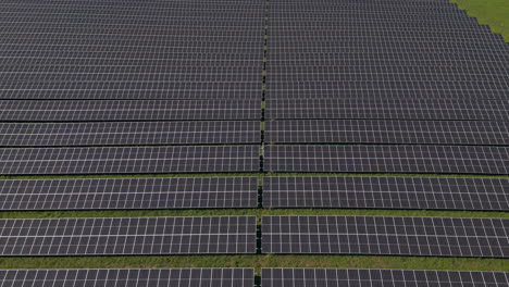 Nahaufnahme-Eines-Riesigen-Solarkraftwerks-Mit-Mehreren-Solarpaneelen-Auf-Einem-Grünen-Hügel-In-Deutschland,-Erneuerbare-Energien,-Luftaufnahmen