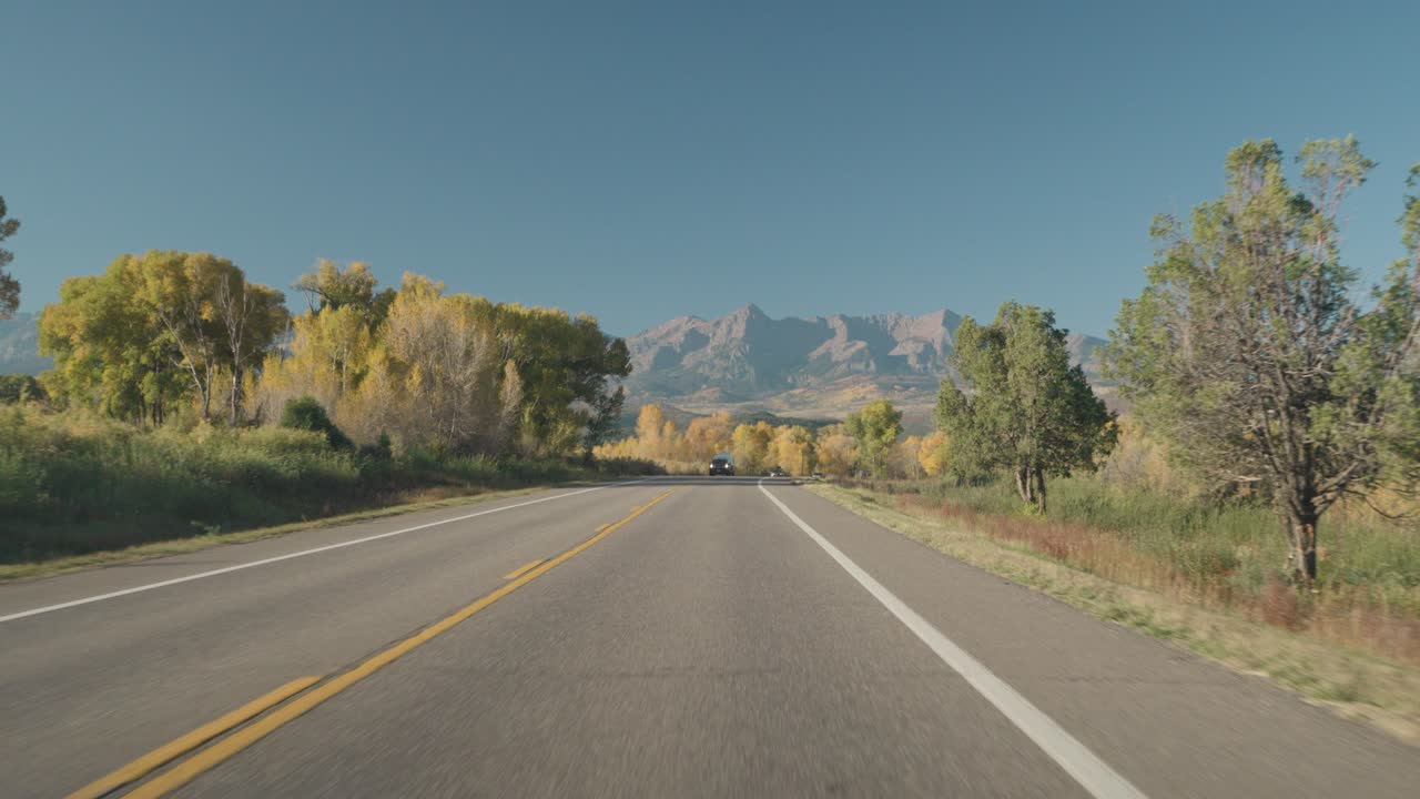 Viaggio on the road attraverso un paesaggio autunnale
