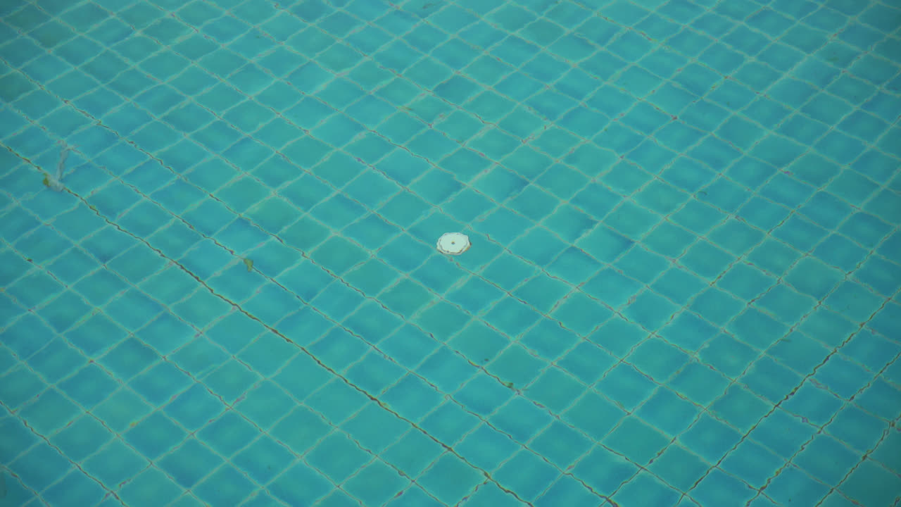 agua ondulada en la piscina