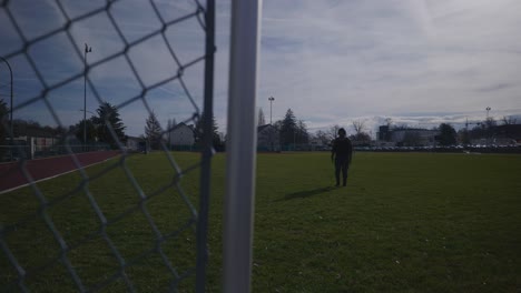 macho comenzando a hacer saltos - preparación de entrenamiento al aire libre de fitness de hombre negro musculoso atlético fuerte en 4k