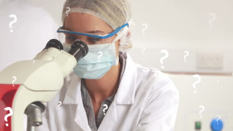 animación de signos de interrogación sobre una trabajadora de laboratorio caucásica con máscara facial usando un microscopio
