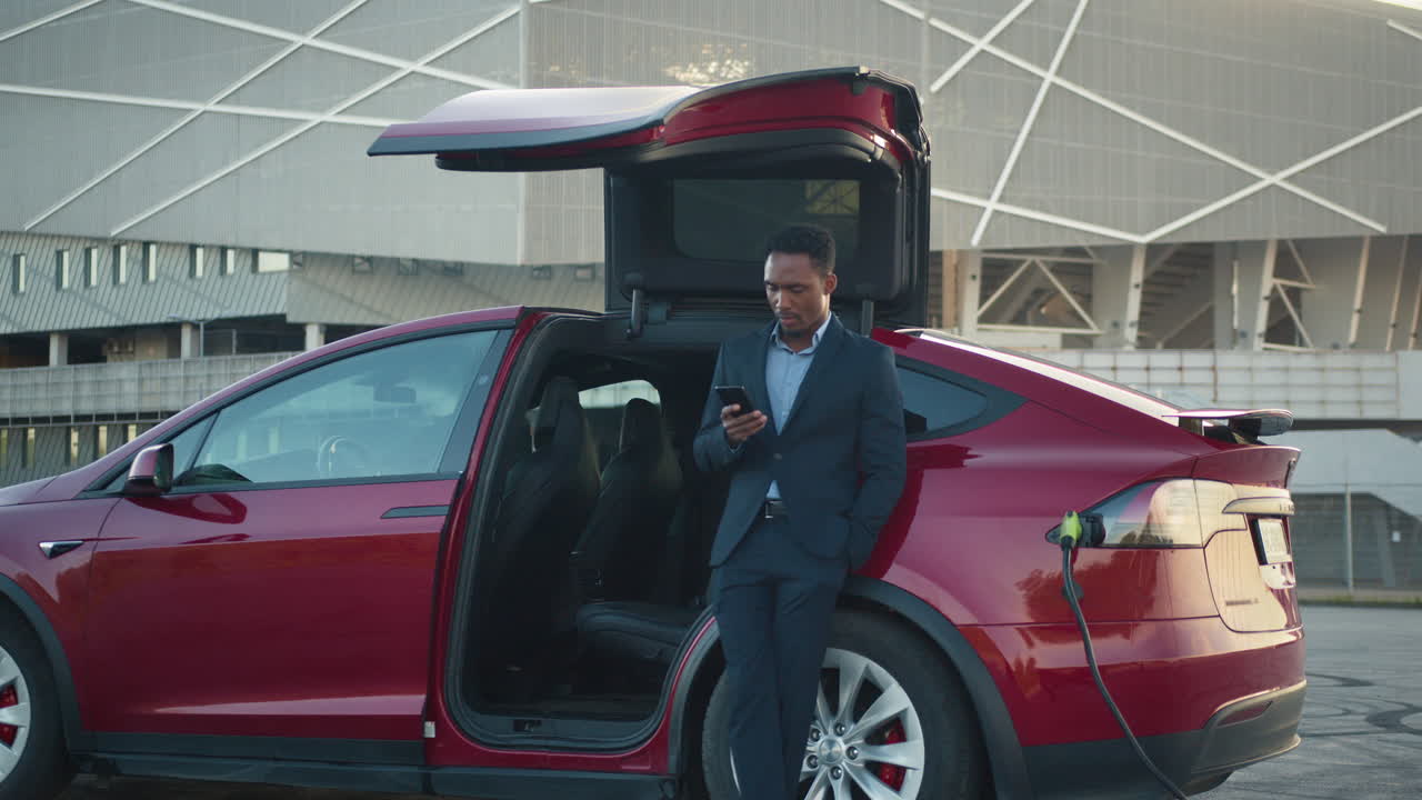 이브 에 전화를 사용하는 사업가