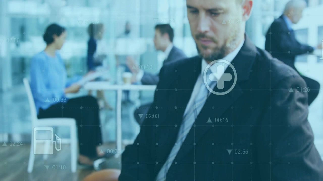 Uomo in abito che tocca un tablet, generando icone di dati animate e una griglia punteggiata per l'analisi aziendale