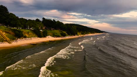 Raues-Wasser-Bei-Erstaunlichem-Licht-Auf-Dem-Lake-Michigan