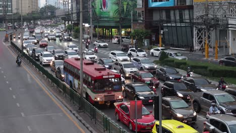 heavy traffic in bangkok