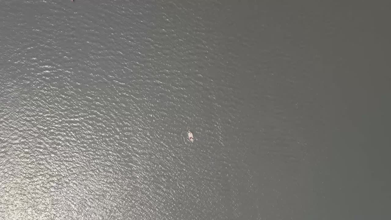 보트를 운전하는 뱃사공의 4k 드론 샷